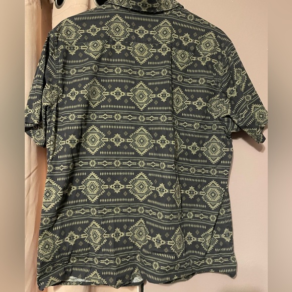 ARIAT Men's Wrinkle Resist Serape Island Stretch Modern Fit Shirt - Picture 3 of 3